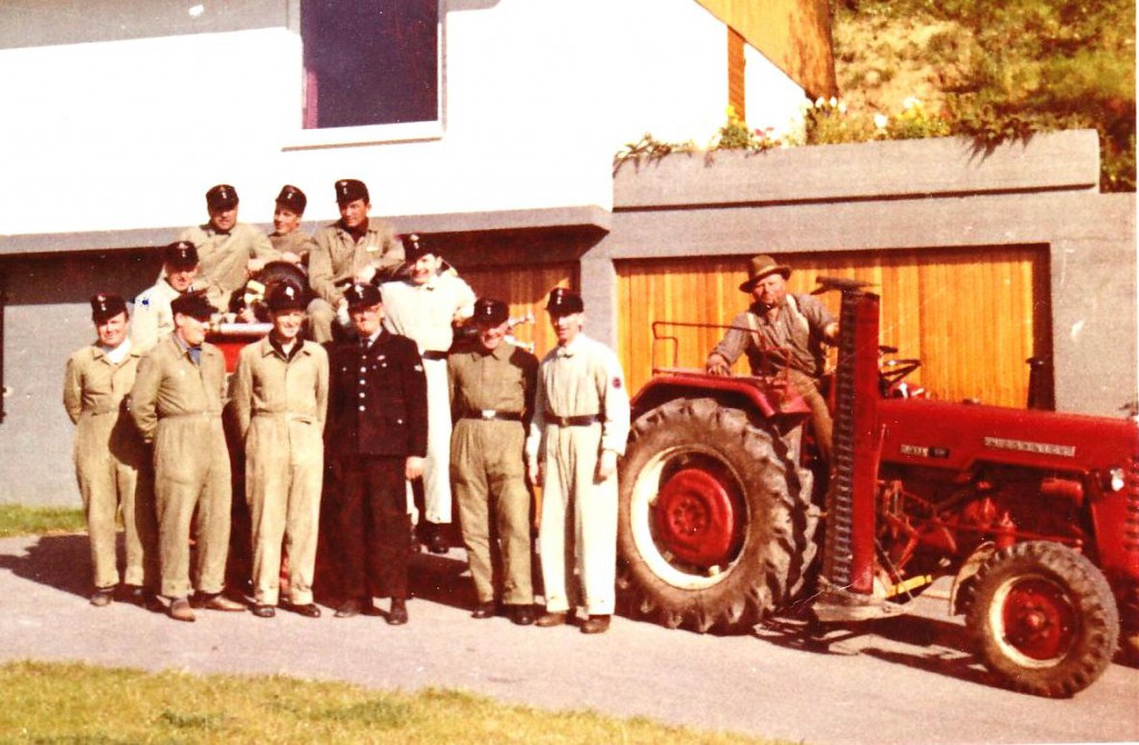 Großerlacher Feuerwehrkameraden mit Kommandant Hugo Singer in den Sechzigern